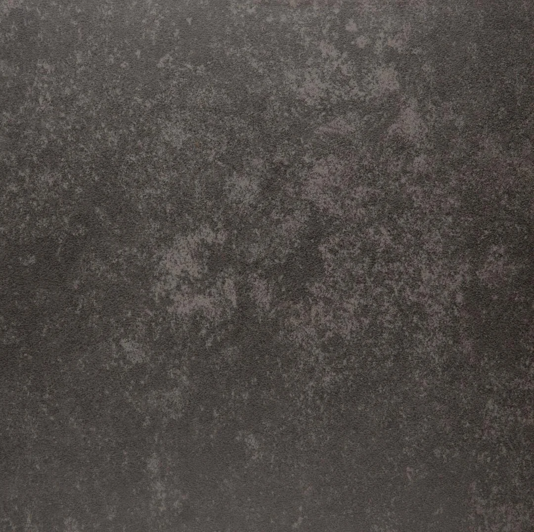 De Eettafel Irwine 90 x 76 CM Rechthoek heeft een donker, gevlekt oppervlak van keramiek en staal met een ruwe, gestructureerde look. Zwarte en grijze tinten vermengen zich met een vleugje paars, waardoor een abstract patroon ontstaat dat doet denken aan verouderd metaal of beton.