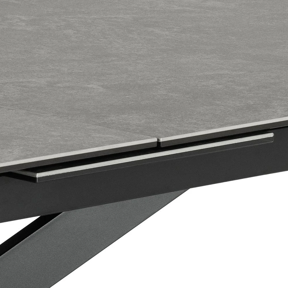 Close-up van de Eettafel Nieuwe Sfeer 100 x 76 CM, met een rechthoekig blad van steenachtig keramiek (Rechthoek Keramiek Nieuwe) en een donker metalen frame.