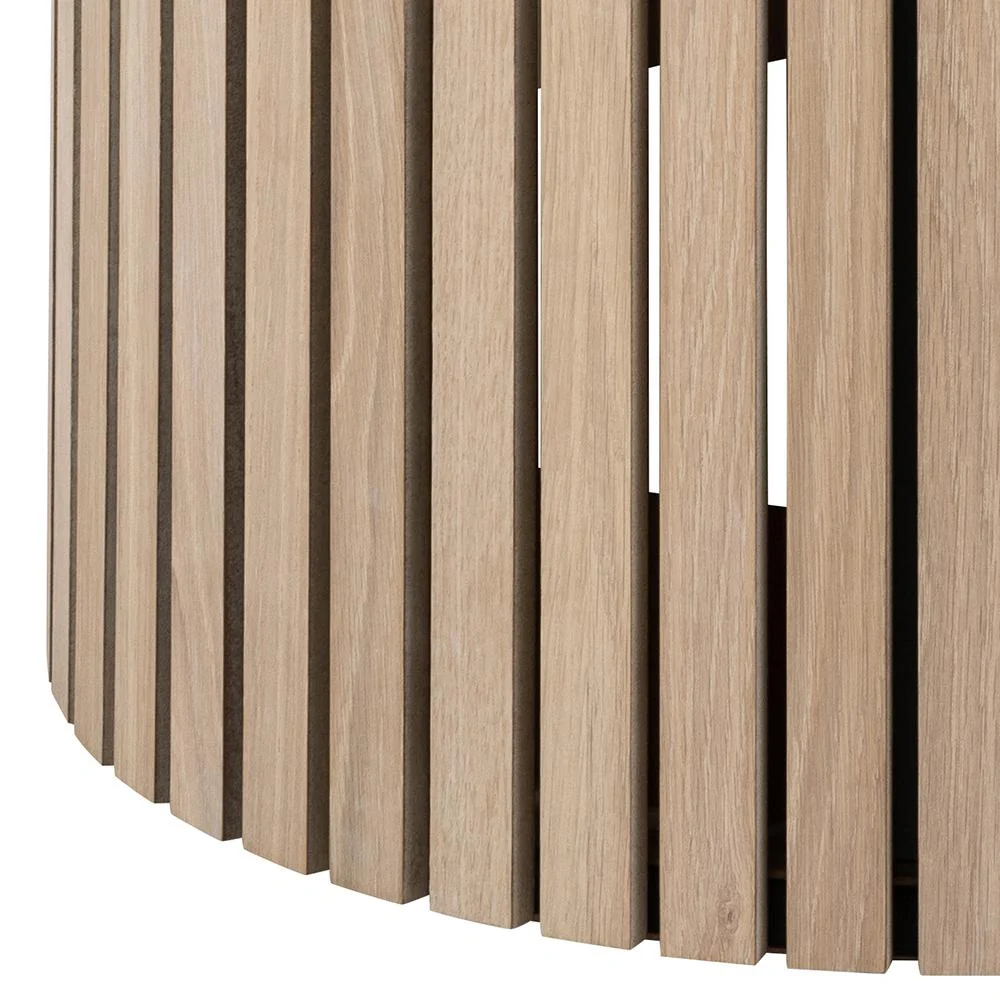 Close-up van Eettafel Nieuwe Sfeer 120 CM Rond, met gelijkmatig verdeelde verticale eikenhouten latten in een gebogen patroon, waardoor de natuurlijke houtnerf en de lichtbruine kleur worden benadrukt.