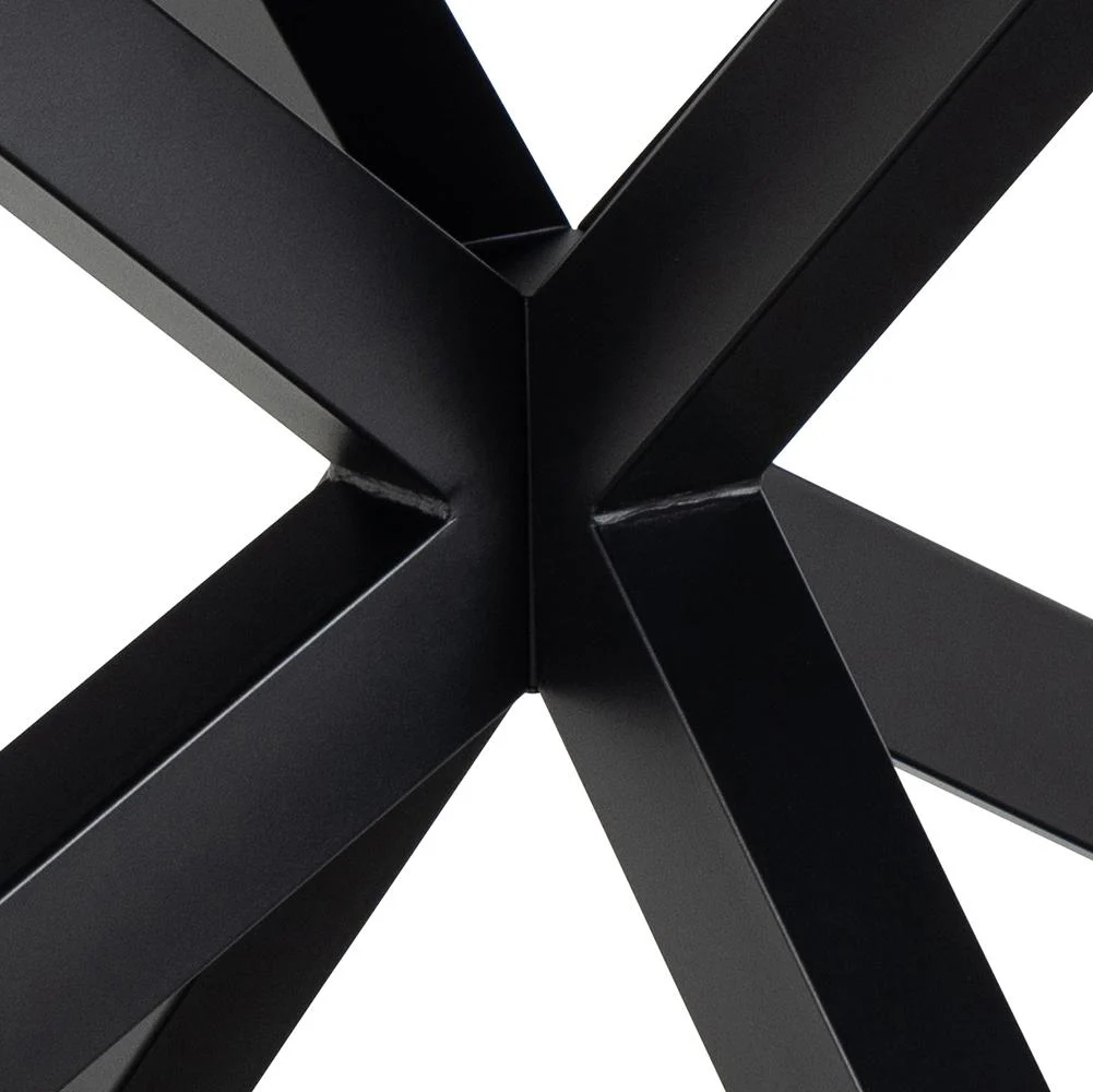 Close-up van de kruisende zwarte stalen poten van Eettafel Hemel (100x76 cm), met een X-vormig geometrisch ontwerp, een keramisch blad en tegen een witte achtergrond.