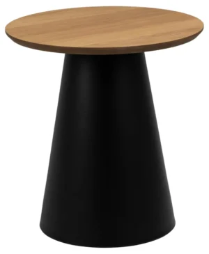 De Salontafel Zwart Rond Eikenfineer is een kleine ronde bijzettafel met een blad van licht eikenfineer en een zwart, kegelvormig onderstel tegen een witte achtergrond.