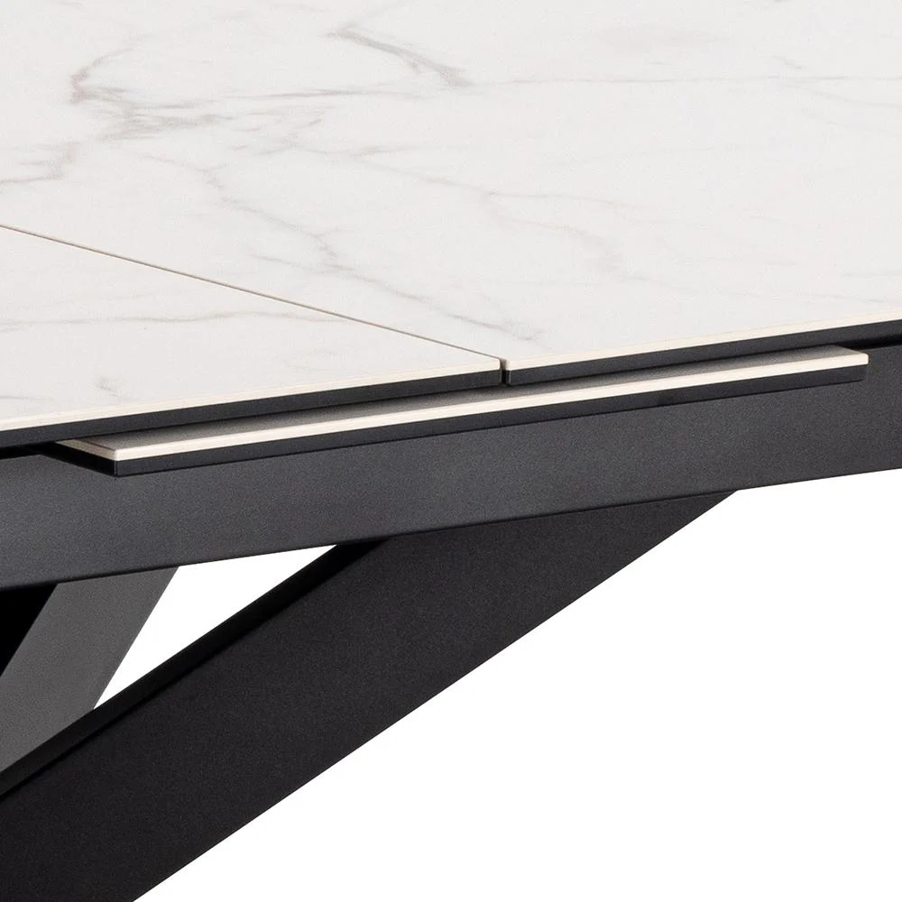 Close-up van de Eettafel Irwine 240 x 100 CM Rechthoek, met een strak keramisch blad met zwarte gehoekte metalen poten en een metalen accent langs de tafelrand.