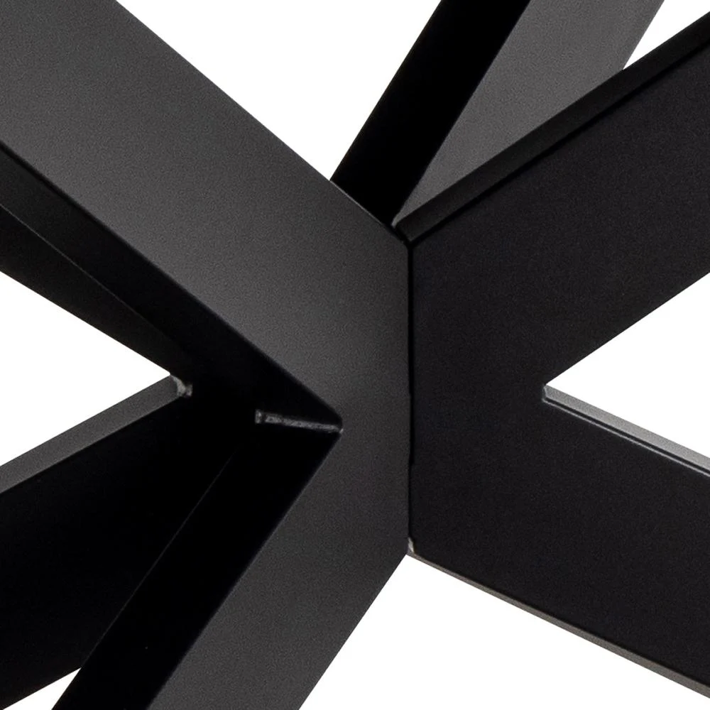 Close-up van kruisende zwarte metalen poten die een X-vorm vormen onder de Eettafel Irwine 240 x 100 CM Rechthoek keramiek tafel. De scherpe lijnen en gladde matte afwerking tegen een witte achtergrond worden benadrukt.