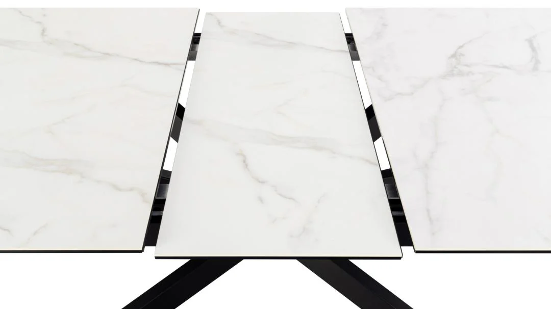 Een close-up van de Eettafel Irwine 240 x 100 CM Rechthoek toont het rechthoekige keramische oppervlak met witte en grijze adering, drie panelen ontwerp en zwarte steunpoten aan de onderkant.