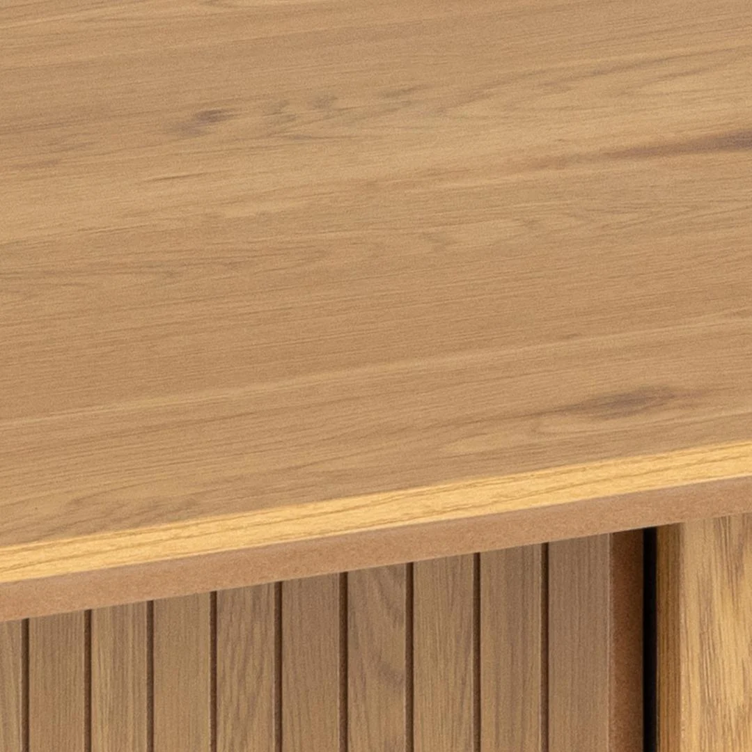 Een close-up van de Eettafel Nieuwe Sfeer (100 x 75 cm) toont het gladde, lichthouten MDF tafelblad en de verticale latten langs de zijkanten.