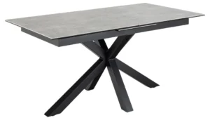 De Eettafel Nieuwe Sfeer (90 x 76 cm) heeft een robuust rechthoekig glazen blad en een zwart metalen X-vormig onderstel, afgebeeld op een witte achtergrond.
