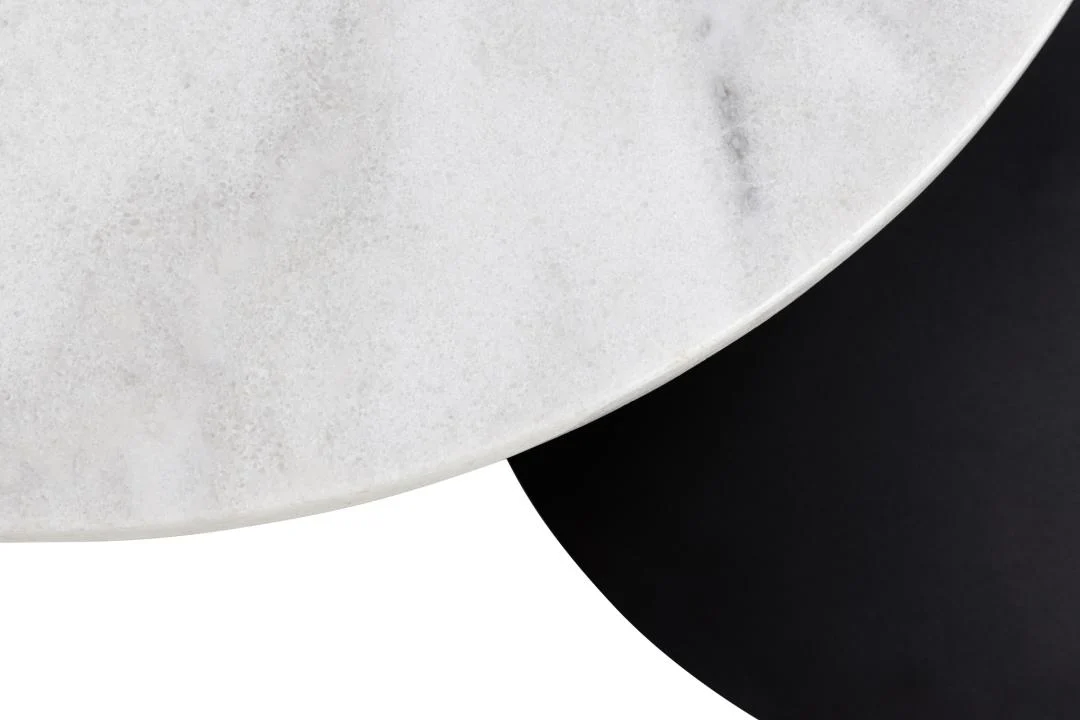 Een close-up van de Salontafel Zwart, Wit 45 CM Rond uit de Kunststof Nesting Set toont een wit tafelblad dat een rond zwart blad overlapt, beide tegen een witte achtergrond.