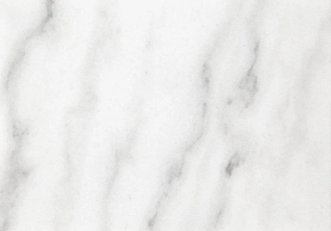 De Salontafel Zwart, Wit 45 CM Rond heeft een glad, elegant tafelblad met een witte marmerlook en subtiele grijze adering. Deze Kunststof nestelset biedt een stijlvol natuursteeneffect in een praktisch rond salontafelontwerp.