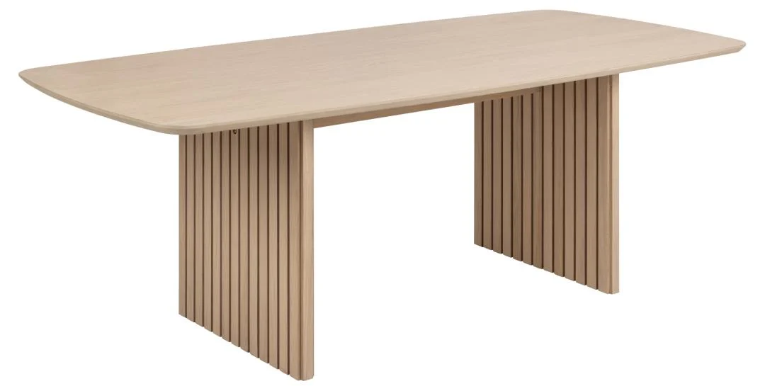 De Eettafel Nieuwe Sfeer is een 105 x 75 cm rechthoekige MDF eettafel in licht hout, met afgeronde hoeken en twee brede poten met verticale latten voor een robuuste uitstraling.