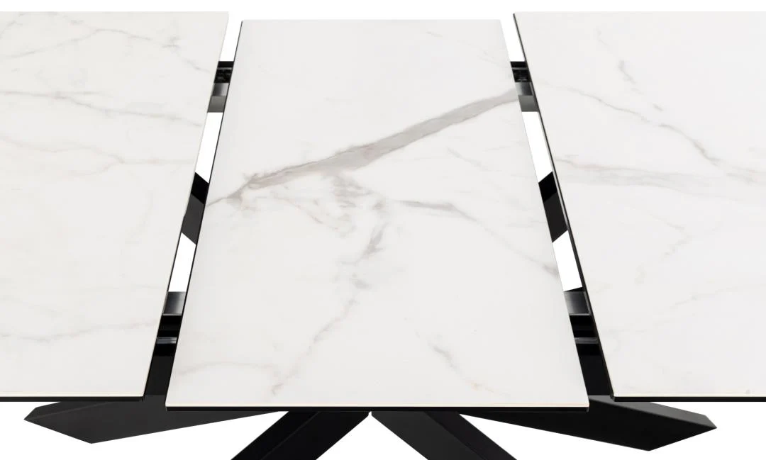 Een close-up van de Eettafel Nieuwe Sfeer 90 x 76 CM, een moderne rechthoekige keramiek eettafel met een wit marmeren blad, zwart metalen poten en een centraal uitschuifblad.