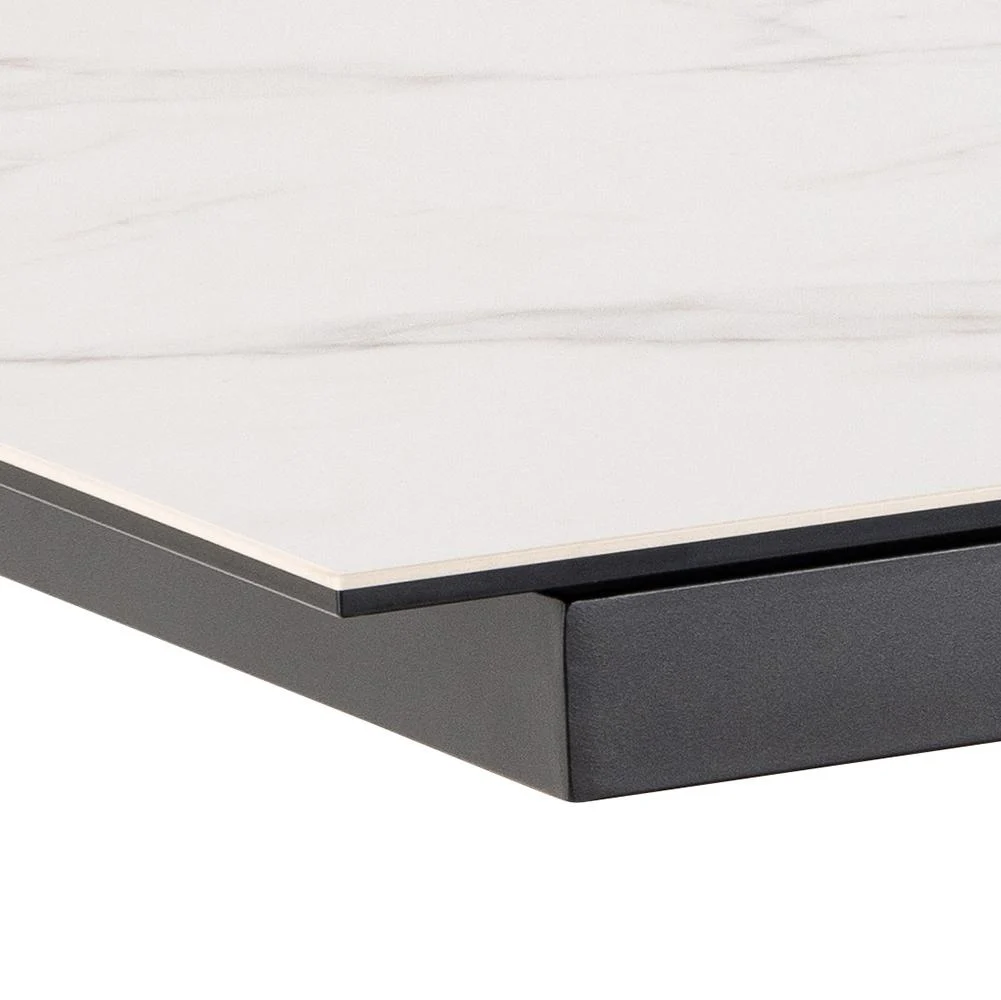 Een close-up van de Eettafel Nieuwe Sfeer, een rechthoekige tafel van 90 x 76 cm met een keramiek marmeren oppervlak en een slank zwart onderstel.