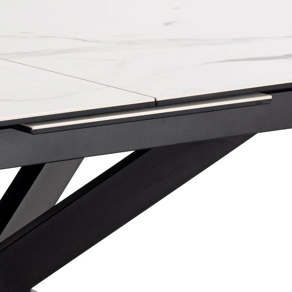 Close-up van de Eettafel Nieuwe Sfeer 90 x 76 CM, een moderne rechthoekige tafel met een wit keramiek blad, zwart metalen poten en een zichtbaar uitschuifbaar bladmechanisme.