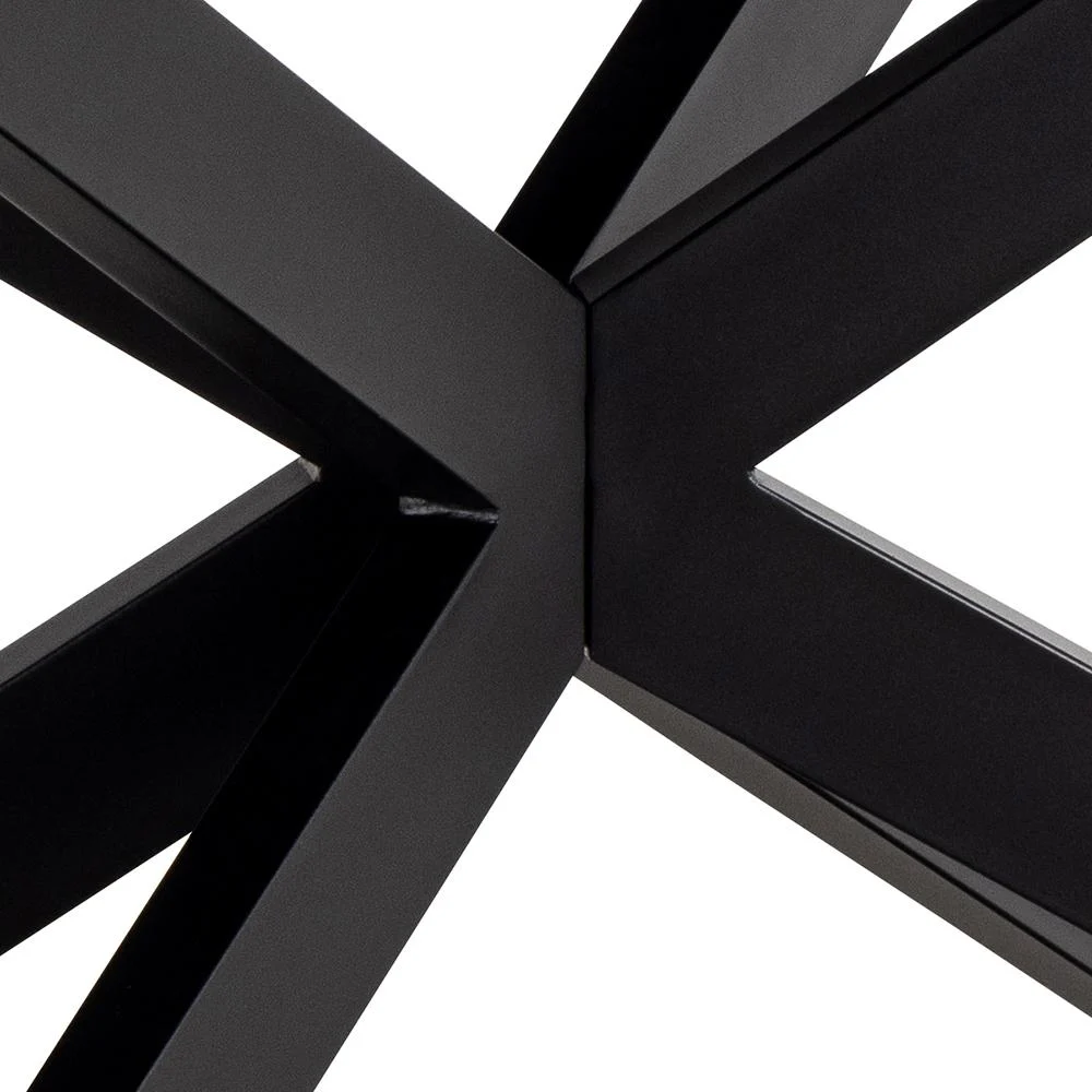 Close-up van de elkaar kruisende zwarte metalen poten van de Eettafel Nieuwe Sfeer 90 x 76 CM, met een X-vormig patroon, tegen een witte achtergrond. Tafelblad: rechthoek keramiek.
