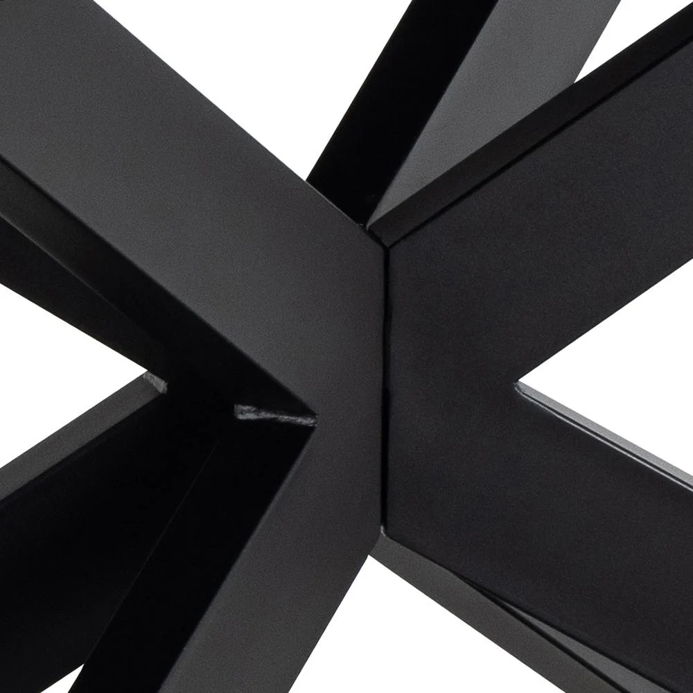 Close-up van de Eettafel Irwine 90 x 76 CM Rechthoek: kruisende zwarte stalen balken vormen een X-vorm met scherpe hoeken en een gladde matte afwerking, die het centrale knooppunt onder het keramische tafelblad benadrukt.