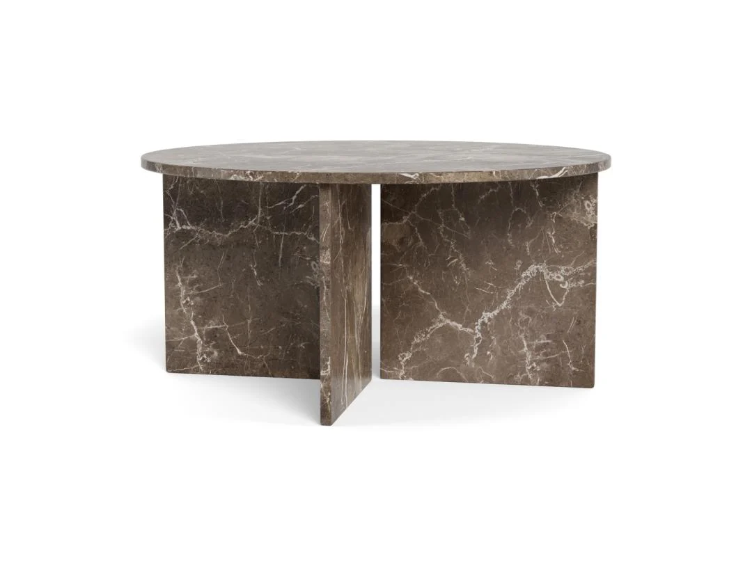 De Salontafel Bruin 90 CM Rond Marmer is een moderne ronde salontafel gemaakt van bruin marmer met witte adering, met kruisende tafelpoten die een X vorm vormen onder het tafelblad.