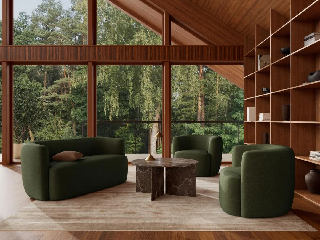 Moderne woonkamer met ramen van vloer tot plafond met uitzicht op een bos, met donkergroene banken en stoelen rond de Salontafel Bruin 90 CM Rond Marmer op een beige vloerkleed, met houten planken en plafondpanelen.