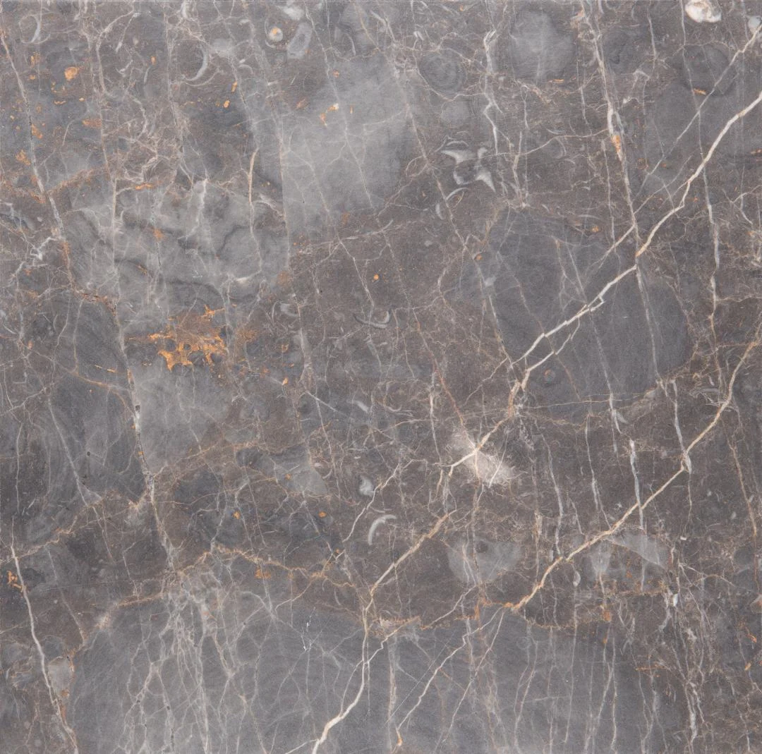 Salontafel Bruin 90 CM Rond Marmer heeft een grijs marmeren oppervlak met witte en lichtbruine aders en roestkleurige vlekjes, wat een natuurlijke, gestructureerde steenlook geeft.