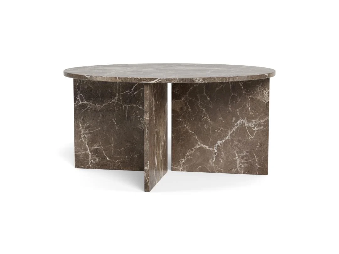 De Salontafel Bruin 90 CM Rond Marmer heeft een bruin en wit geaderd marmeren oppervlak en een bijpassende gekruiste marmeren voet, tegen een effen witte achtergrond.