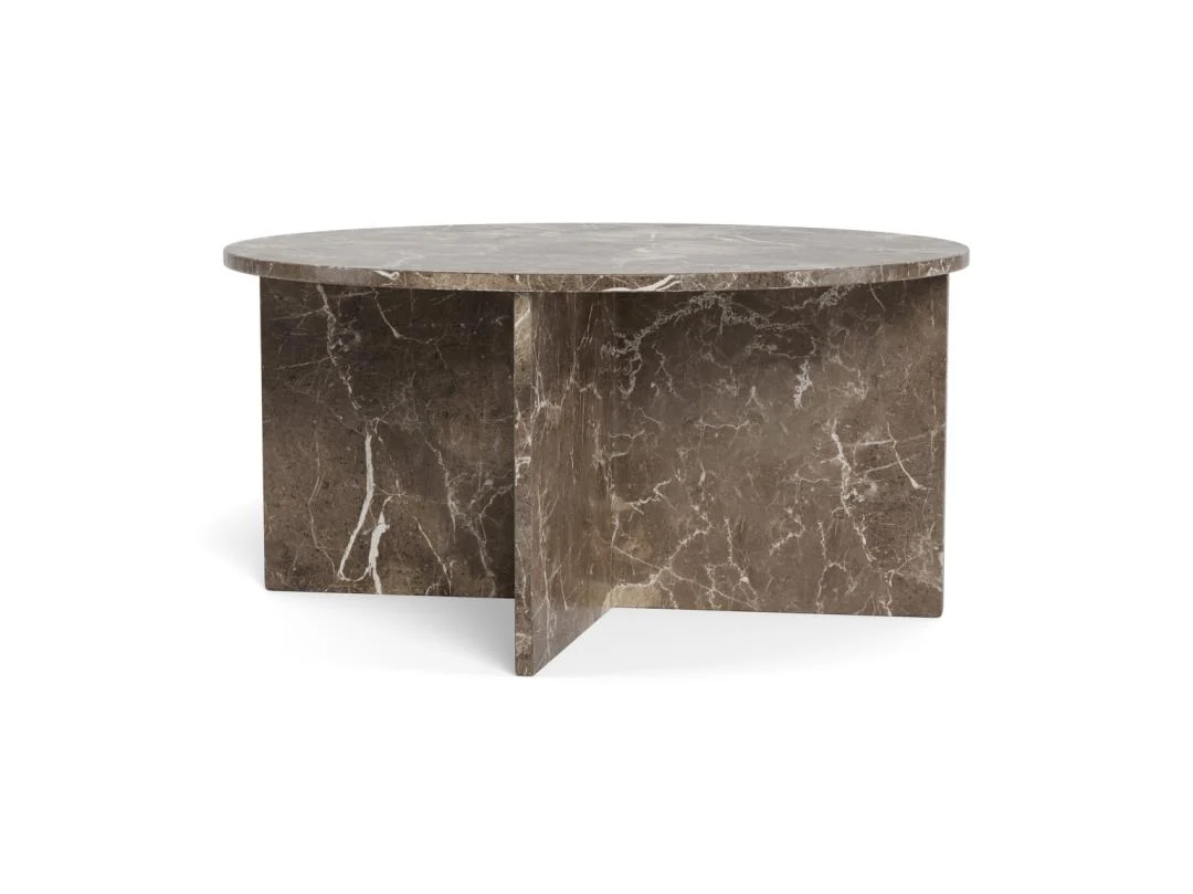 De Salontafel Bruin 90 CM Rond Marmer is een moderne, minimalistische ronde salontafel gemaakt van bruin marmer met witte adering. Hij heeft een dik blad en een kruisende voet.