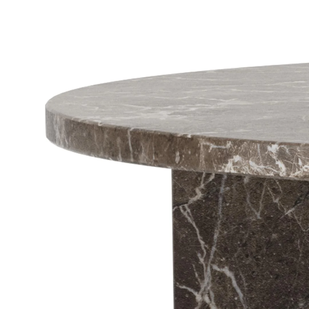Close-up van de rand en het onderstel van de Salontafel Bruin 90 CM Rond Marmer, met donkerbruin marmer met witte adering, een glad gepolijst oppervlak en een stevige constructie.
