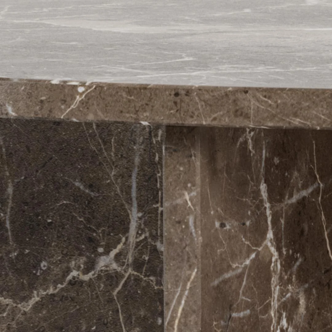 Close-up van de Salontafel Bruin 90 CM Rond Marmer, met gepolijst bruin marmer met witte adering op de hoek waar twee platen in een rechte hoek samenkomen.