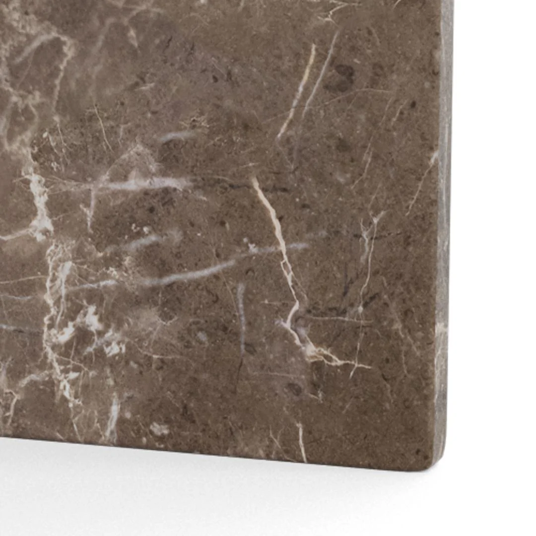 Een close-up van de Salontafel Bruin 90 CM Rond Marmer toont het gepolijste bruine marmeren blad met witte en beige adering, met een glad oppervlak en een afgeronde rand.