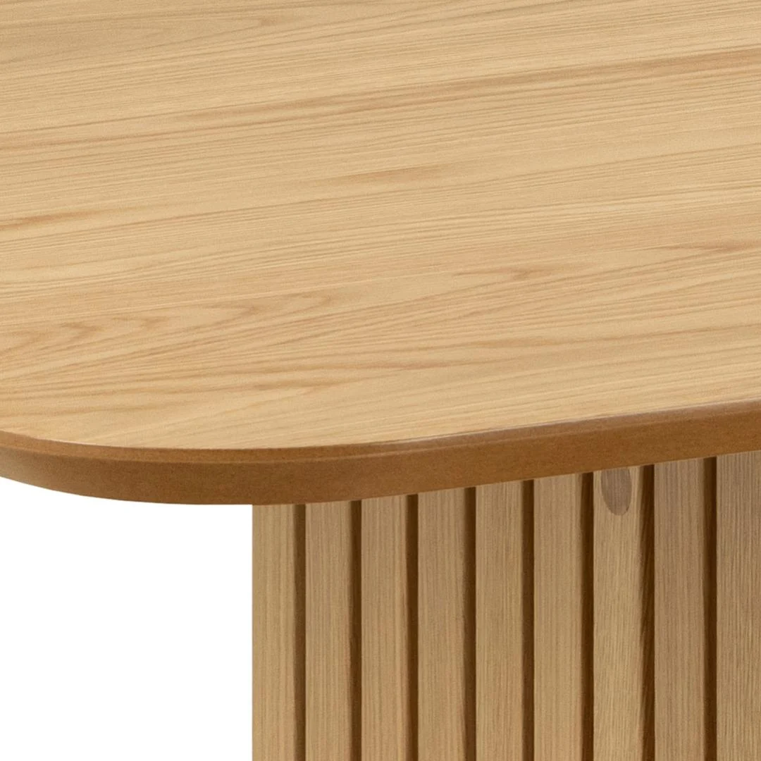 Close-up van de Eettafel Nieuwe Sfeer 105 x 75 CM, een rechthoekige eiken tafel met gladde, afgeronde randen, natuurlijke houtnerf en een basis met verticale, gelijkmatig verdeelde latten voor een moderne, minimalistische uitstraling.