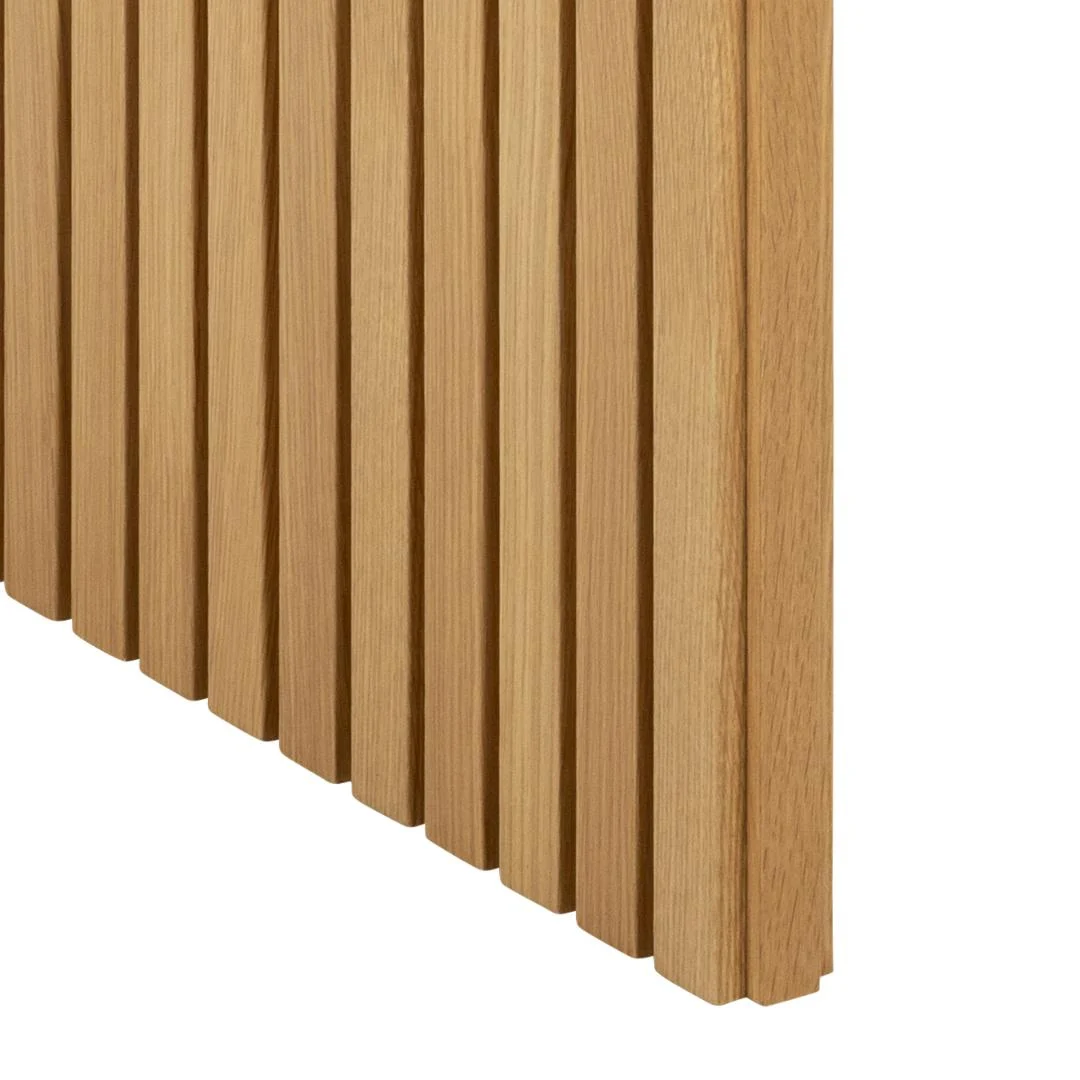 Een close-up van gelijkmatig verdeelde verticale latten in een modern wandpaneel, gemaakt van Eettafel Nieuwe Sfeer 105 x 75 CM rechthoek eikenhout met een lichte naturel houten afwerking.