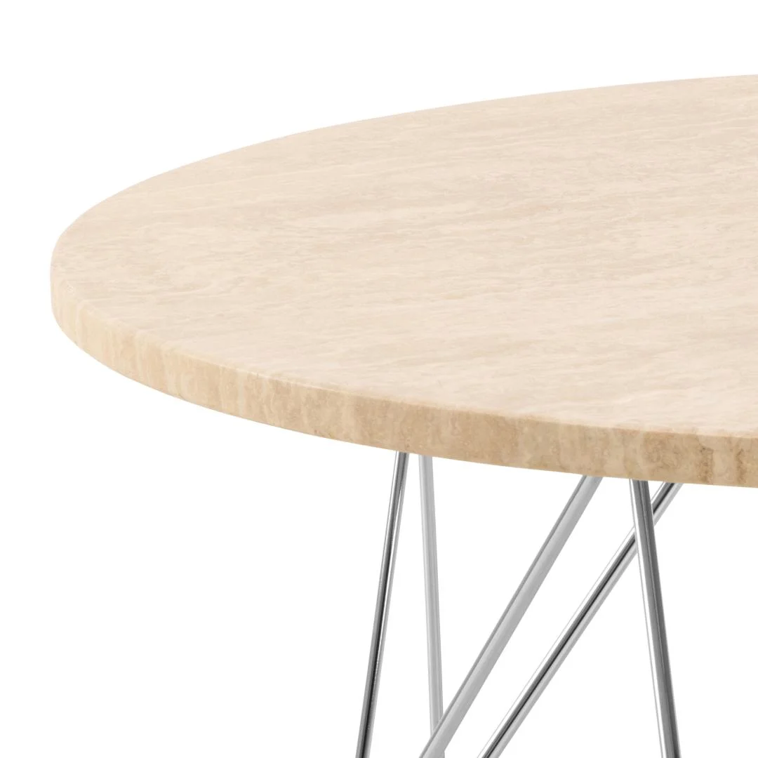 Een close-up van de Salontafel Beige 80 CM Rond Kunststof, met het ronde, lichtbeige tafelblad en de dunne metalen poten met een kriskras design.
