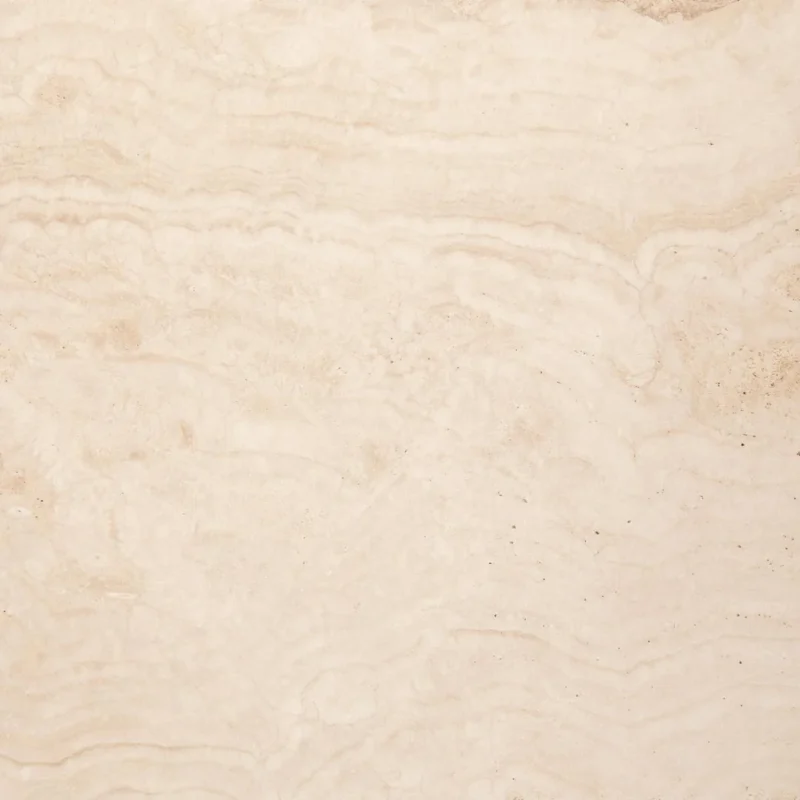 De Salontafel Beige 80 CM Rond Kunststof heeft een lichtbeige marmeren oppervlak met subtiele golvende aderen en natuurlijke patronen, die zachte kleur- en textuurvariaties bieden op het duurzame tafelblad.