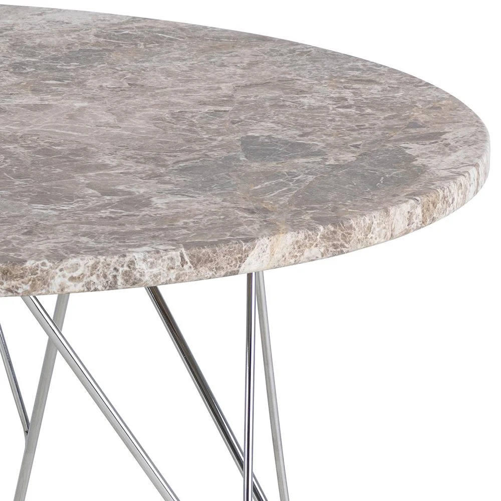 Een close-up van de Salontafel Grijs, Bruin 80 CM Rond, met een rond tafelblad van kunststof met grijs en bruin patroon en slanke, gekruiste metalen poten.