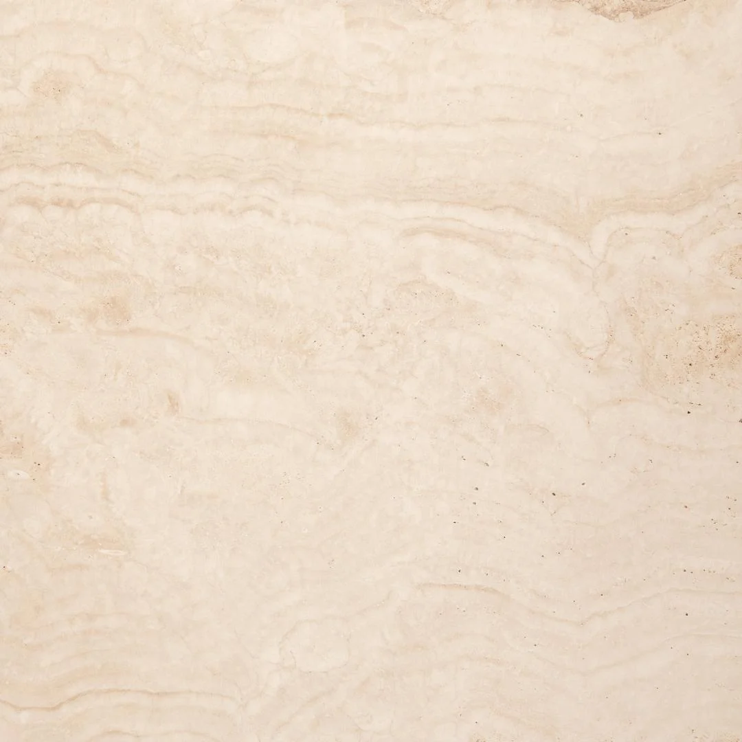 De Bijzettafel Beige, Zwart 55 CM Rond heeft een travertin oppervlak in licht beige met subtiele, golvende crèmekleurige en bruine patronen en aderen, die een elegante natuurstenen textuur creëren.