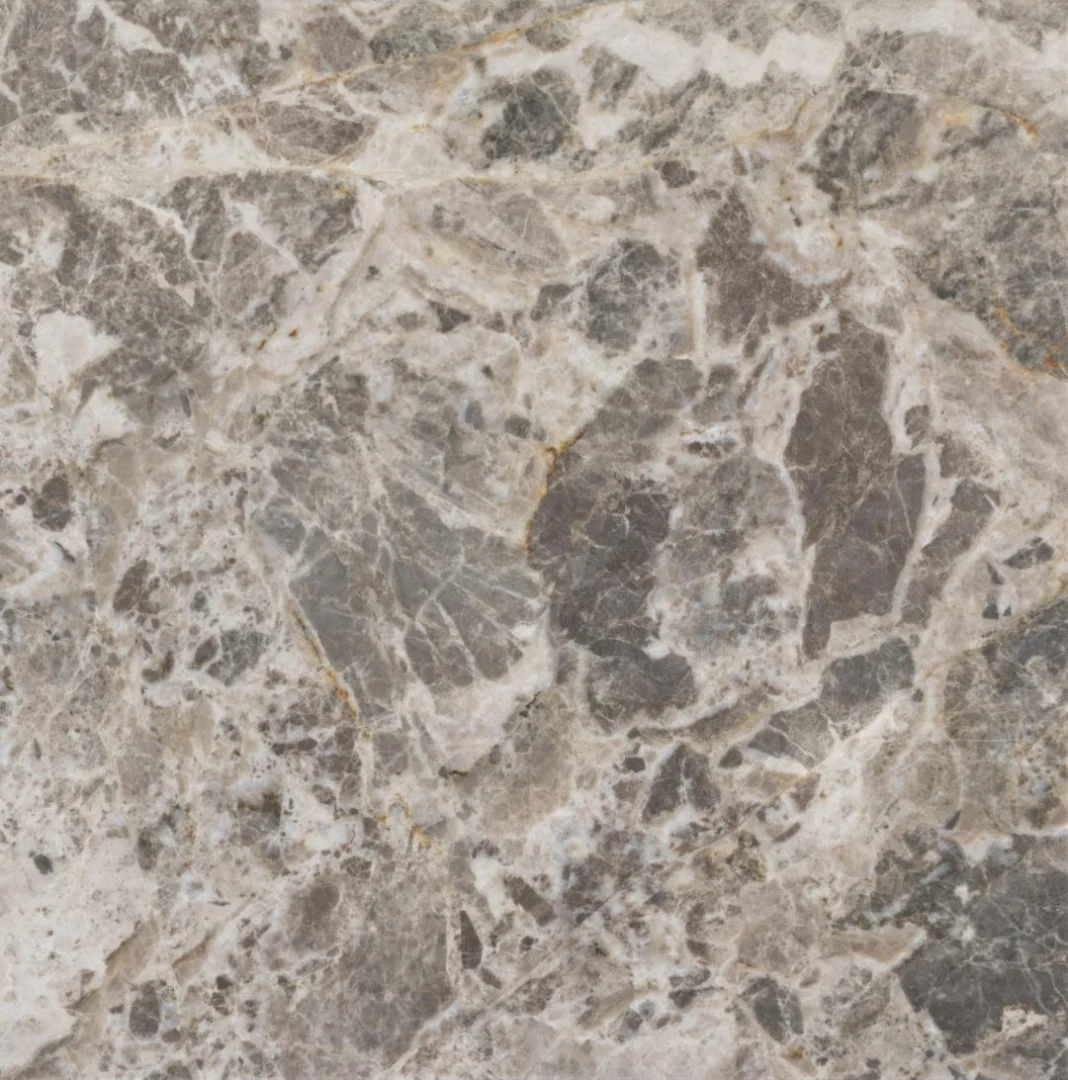 Close-up van de Bijzettafel Grijs, Bruin 55 CM Rond, een ronde tafel gemaakt van kunststof met een gepolijst oppervlak en een mix van lichtgrijze, beige en bruine tinten met ingewikkelde adering en wolkachtige patronen.