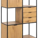 Zijaanzicht van een metalen boekenkast met eikenlook, lades en deuren. De kast heeft een zwart frame en een lichte houten afwerking.