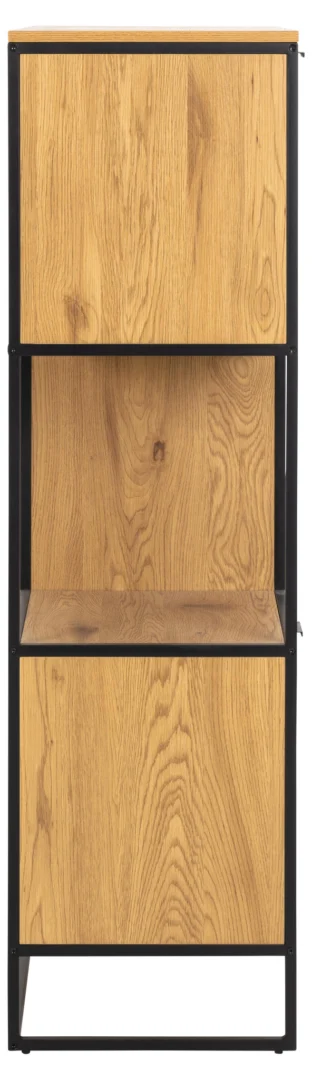 Verticale close-up van een boekenkast met een zwart metalen frame en eikenlook panelen. De kast heeft deuren, lades en open vakken.