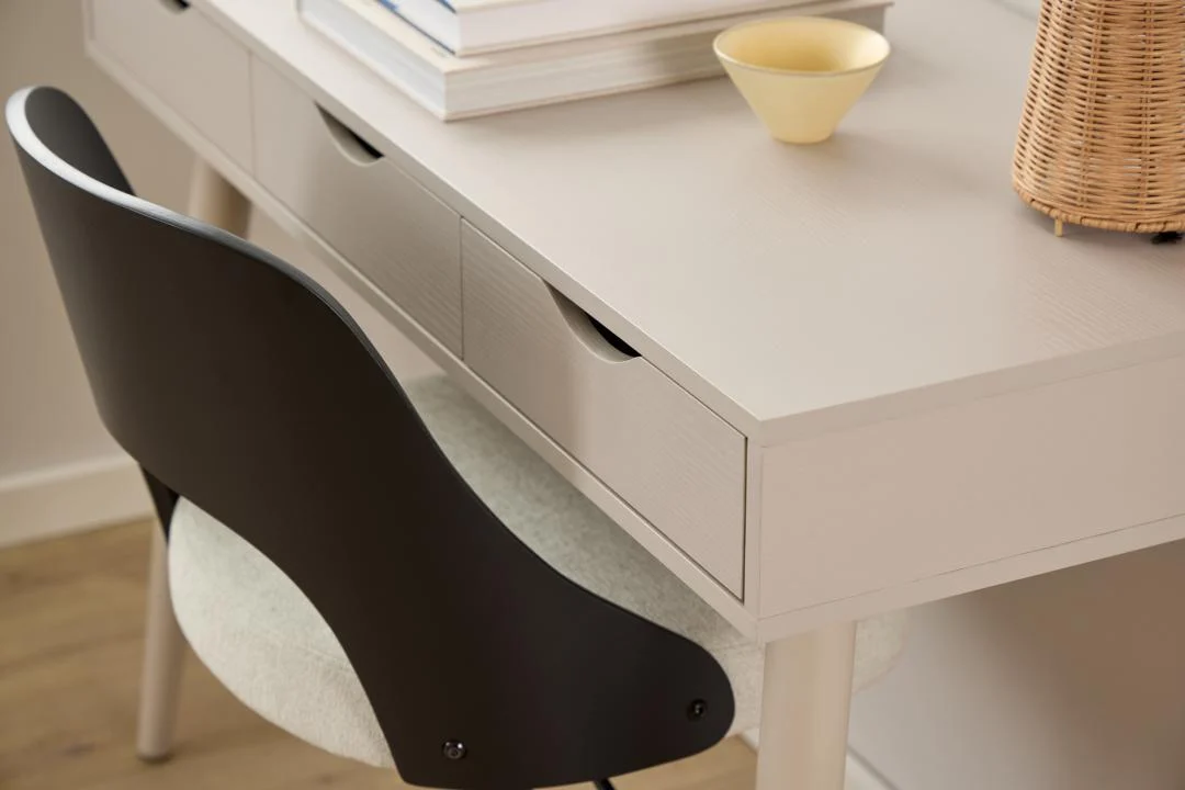 Grijze melamine bureau met 3 lades en retro stoel. Bureau 110x50x77.1 cm.