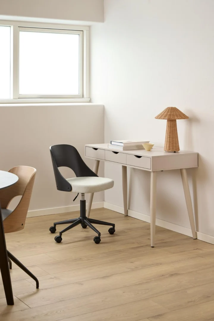 Grijze retro bureau 110x50 met 3 lades. Moderne bureaustoel en lamp.