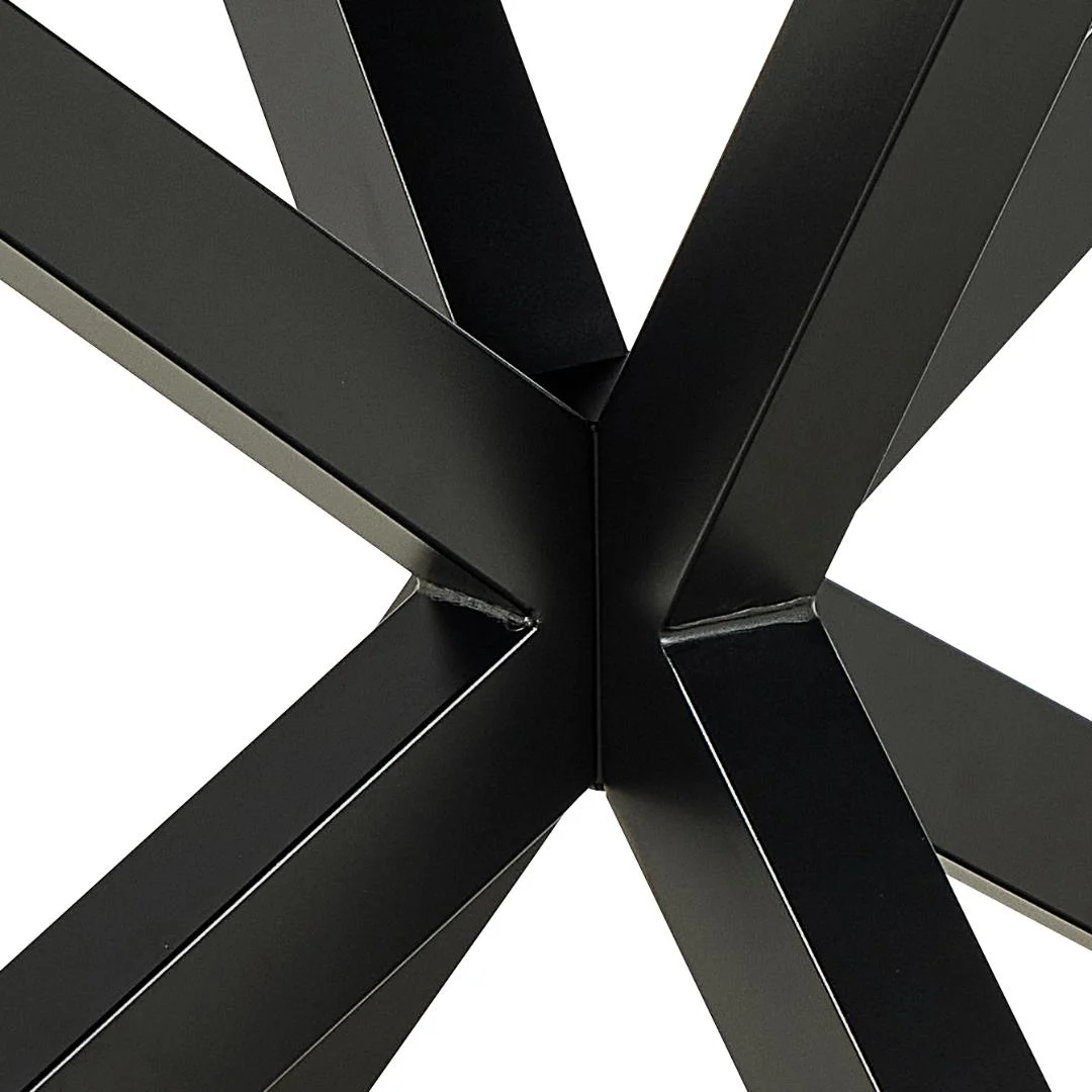 Close-up van kruisende zwarte stalen balken van de Eettafel Nieuwe Sfeer 135 x 80 CM, een rechthoekig tafelonderstel van keramiek en staal, tegen een witte achtergrond.