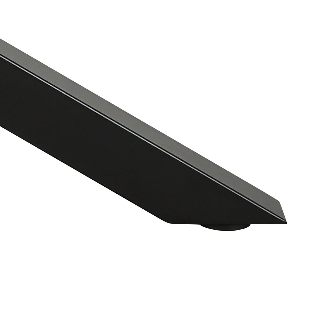 Een close-up van de Eettafel Nieuwe Sfeer 135 x 80 CM toont de slanke, zwarte, gehoekte stalen staaf met een scherpe rand, onderdeel van het moderne rechthoekige keramiek en staal ontwerp.