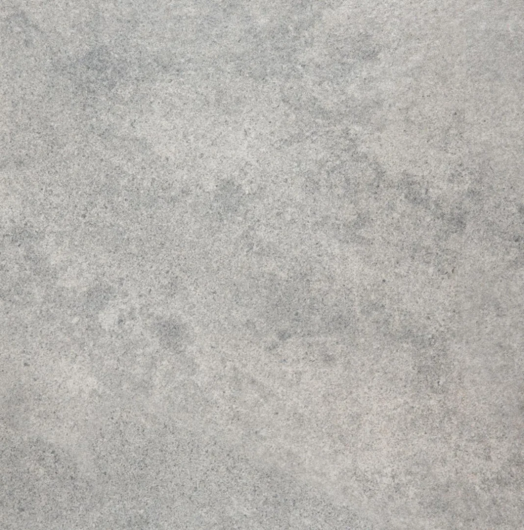 Een close-up van de Eettafel Nieuwe Sfeer 135 x 80 CM toont het gestructureerde grijze keramische oppervlak met subtiele tonale variaties en marmering, waardoor het een eigentijdse beton- of granietlook krijgt.