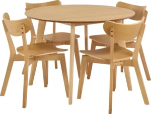De Eettafel Nieuwe Sfeer (105x76 cm) is een ronde eiken eettafel met vier bijpassende stoelen, allemaal in een lichte naturel houten afwerking en eenvoudig, modern design.