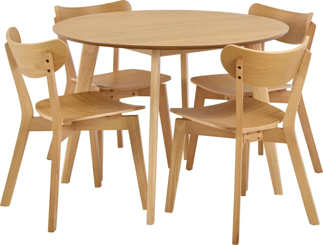 De Eettafel Nieuwe Sfeer (105x76 cm) is een ronde eiken eettafel met vier bijpassende stoelen, allemaal in een lichte naturel houten afwerking en eenvoudig, modern design.