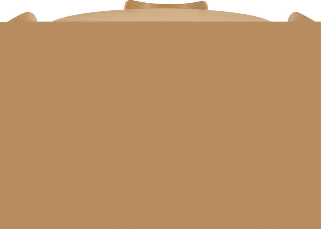 Een lichte Eikenhout stoel is gedeeltelijk zichtbaar achter de Eettafel Nieuwe Sfeer 105 x 76 CM ronde tafel, gezien vanaf de voorkant met het grootste deel van de stoel verborgen door de tafel.