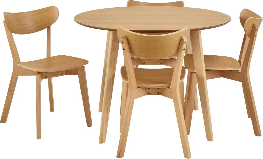 De Eettafel Nieuwe Sfeer (105 x 76 cm) is een ronde eettafel van eikenhout met vier bijpassende stoelen. Deze set heeft een eenvoudig, modern ontwerp en een lichte houten afwerking.