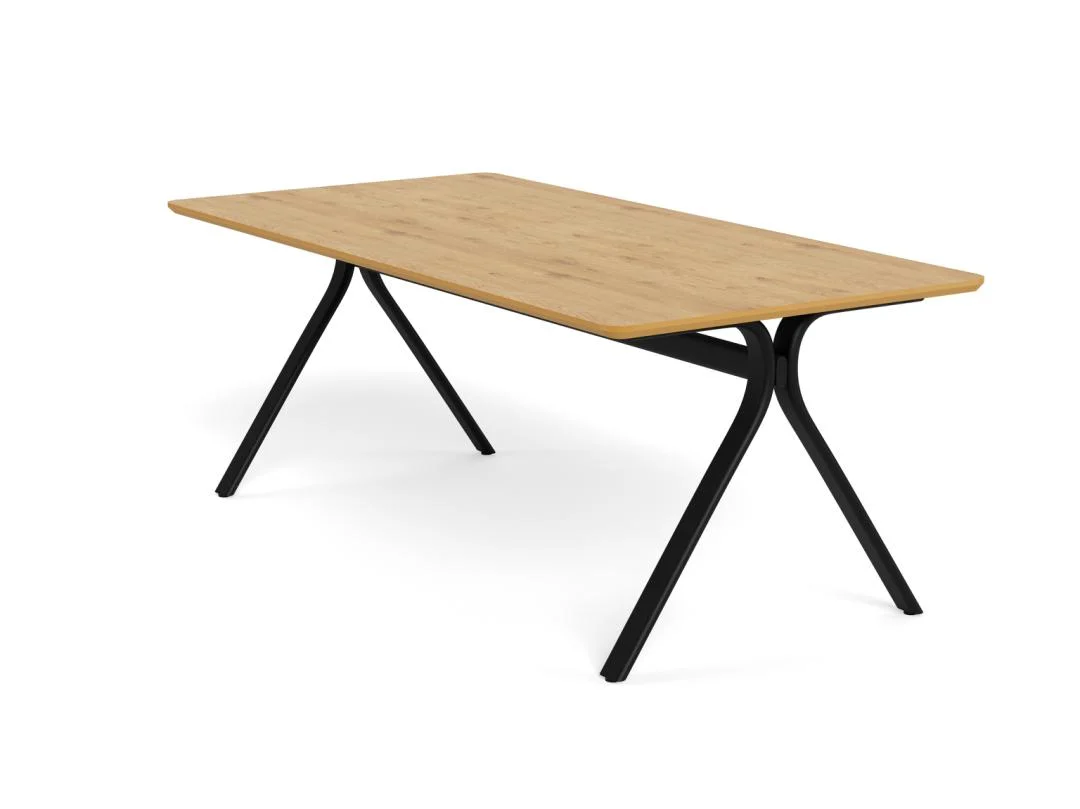 De Eettafel Bristol 100 x 75 CM Rechthoek is een rechthoekige MDF tafel met een lichte houten afwerking en zwarte metalen poten die schuin naar buiten staan in een moderne, minimalistische stijl, afgebeeld tegen een effen witte achtergrond.