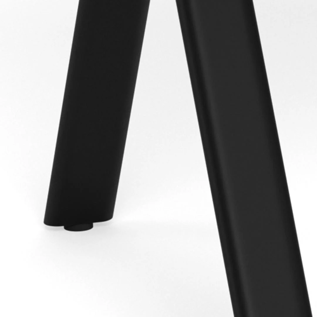 Close-up van twee zwarte, schuine poten van de Eettafel Bristol 100 x 75 CM Rechthoek MDF tafel, tegen een effen witte achtergrond.