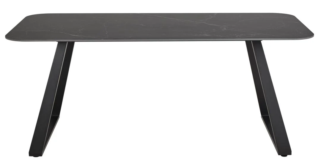 De Eettafel Antalya 90 x 75 CM Rechthoek is een moderne zwarte rechthoekige tafel met een strak keramiek blad en twee schuine stalen poten aan elke zijde, afgebeeld tegen een witte achtergrond.