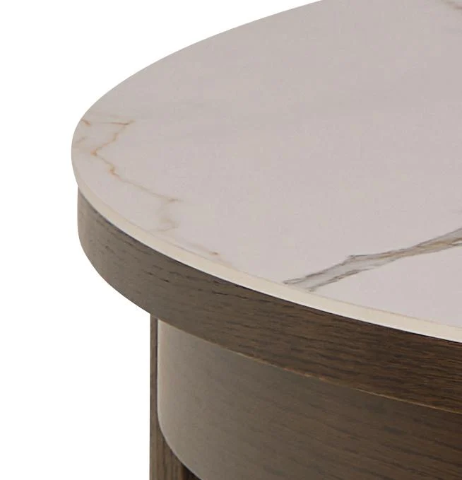 Close-up van de Eettafel Nieuwe Sfeer 75 CM Rond Keramiek, met een wit marmeren blad van keramiek met subtiele adering en een glad, donkerbruin houten onderstel.