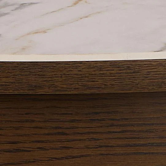 Close-up van de Eettafel Nieuwe Sfeer 75 CM Rond Keramiek, met een wit marmeren blad met lichtbruine adering en een dikke, donkerhouten rand en voet.