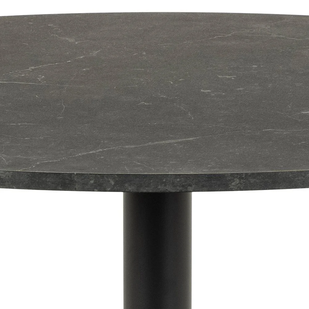 Een close-up van de Eettafel Nieuwe Sfeer 110 CM Rond MDF tafel, met een rond, donkergrijs stone-look blad met subtiele witte adering, ondersteund door een stevige zwart stalen cilindervormige poot.